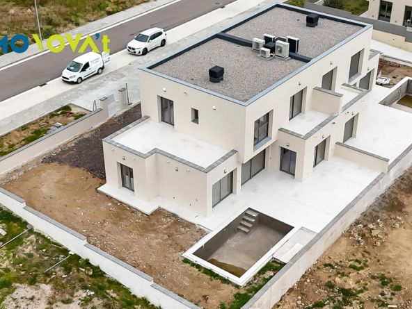 CASA PAREADA DE OBRA NUEVA